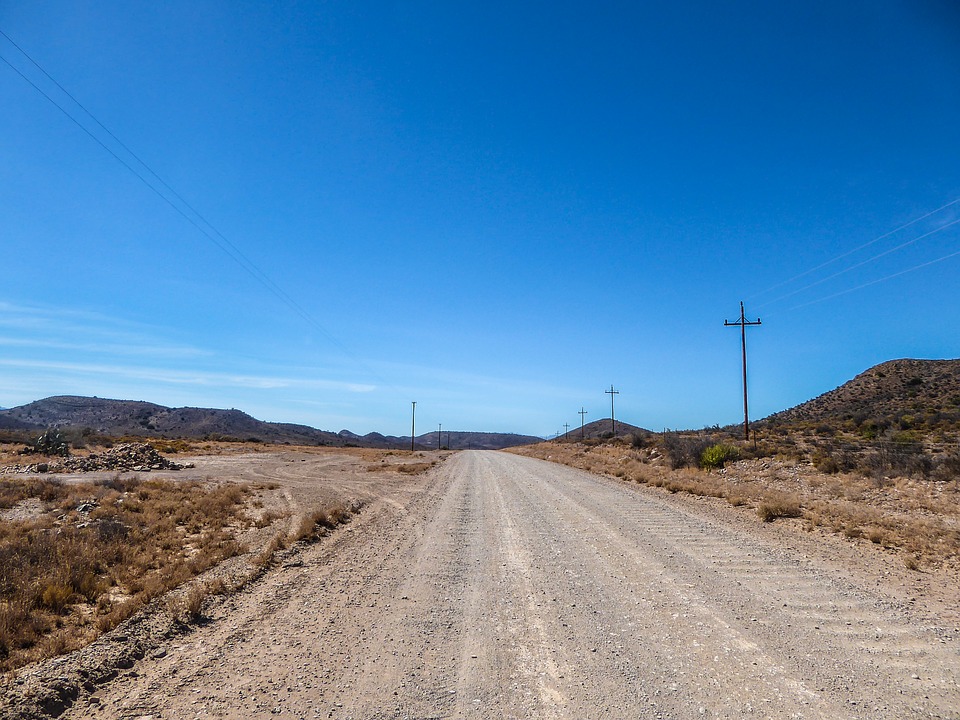 Enie Schotterpiste die ideal für ein Gravel Bike ist (Photo by SolaGratia / pixabay.com)