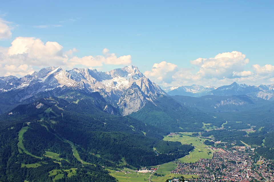 Blick auf Garmisch und die Zugspitze (photo by manfredrichter / pixabay.com)